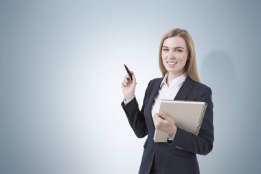 Bir marker ile gülümseyen sarışın işkadını