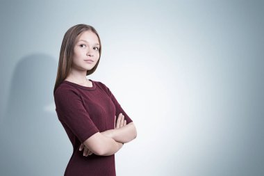 Kırmızı elbiseli bir gurur genç kadın yan görünüm