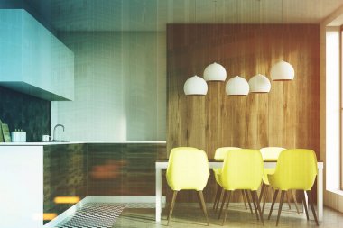 Tonda koyu ahşap yemek odası