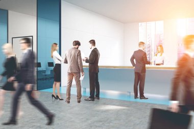 İnsanlar mavi cam ofis