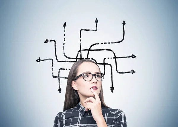 Retrato de una chica geek en gafas y laberinto de flecha —  Fotos de Stock