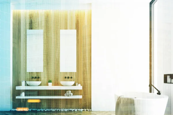 Beyaz banyo ve bir pencere yan tonda — Stok fotoğraf
