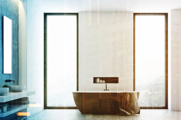 Ahşap banyo ve bir pencere — Stok fotoğraf