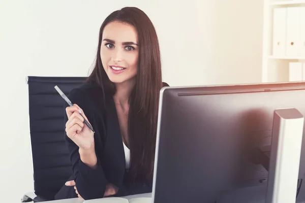 Motiverade affärskvinna i office — Stockfoto