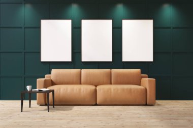 Yeşil bir oturma odasında bej kanepe