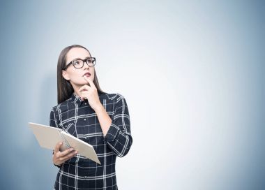 Bilim hakkında gri düşünme gözlüklü inek kız