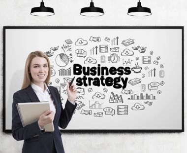 Bir marker, strateji ile gülümseyen kadın