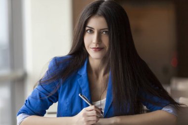 Muhteşem siyah saçlı işkadını kalem ile