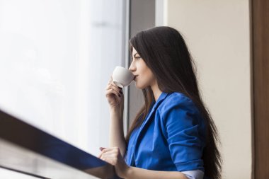ofiste kahve içme kadın