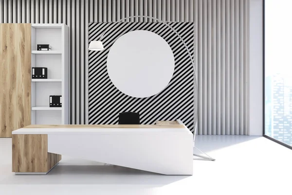 Gri tahta office yuvarlak bir posteri ile