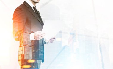 İşadamı kağıtları ve bir gökdelen