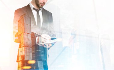 Sakallı adam bir defterde yazılı şehir