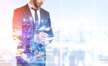 Sakallı adam içinde a defter, gece şehir yazma