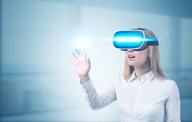 Vr gözlüklü sarışın iş kadını