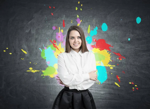 Mujer joven sonriente y salpicaduras de color — Foto de Stock