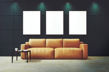 Tonda yeşil bir oturma odasında bej kanepe