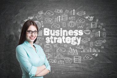 Genç kadın blueish gömlek, strateji