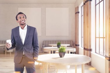 Cafe yuvarlak masalar, posterler, adam ile