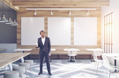 Masalar, sandalyeler, yuvarlak sahip kafe adam