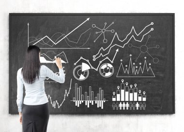 Bir kara tahta bir grafik çizim siyah saçlı kadın