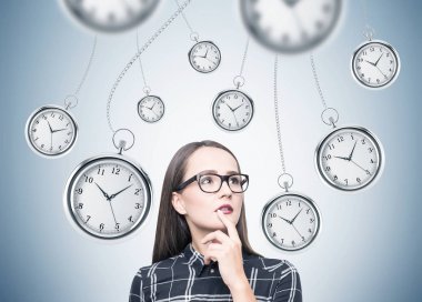 Geek Kız gözlük ve dev kronometreleri