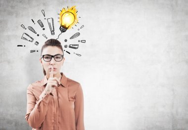 Siyah saçlı kadın sus işareti, fikir yapma