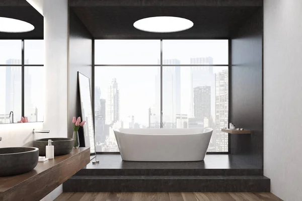 Weiße Badewanne, schwarzes Zimmer, Fenster, Front — Stockfoto