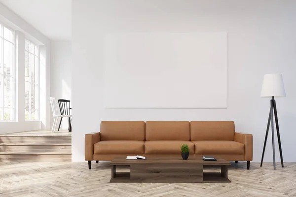 Vita vardagsrum med en beige soffa, affisch, lampa — Stockfoto
