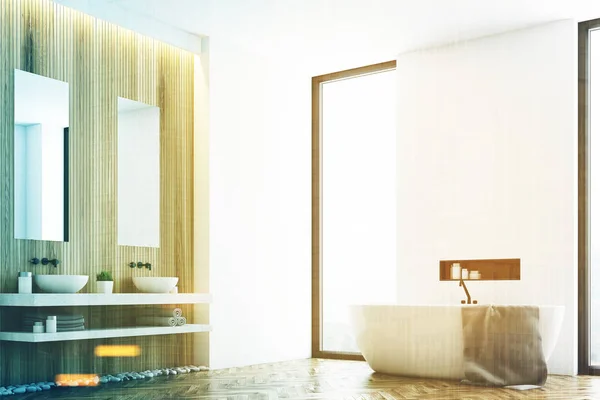 Beyaz banyo ve tonda bir pencerenin köşesindeki — Stok fotoğraf
