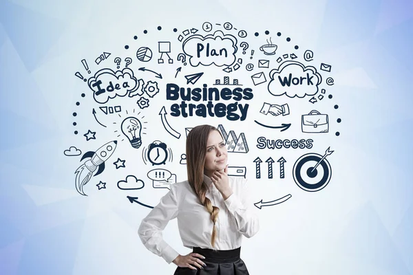 Affärskvinna med en fläta och business strategi — Stockfoto