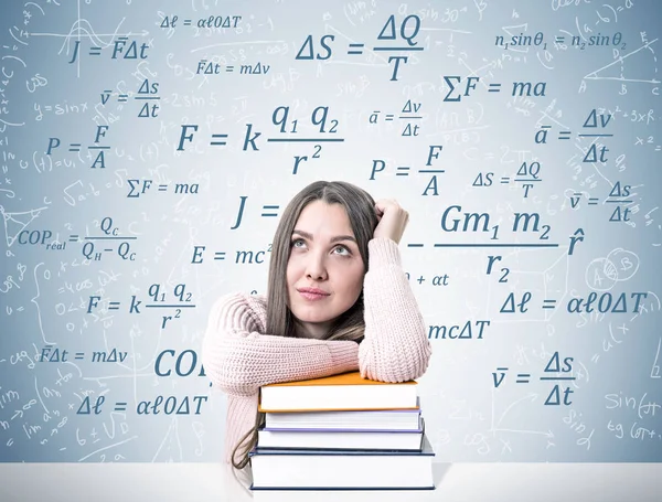 Verträumter Student mit einem Stapel Bücher, Formeln — Stockfoto