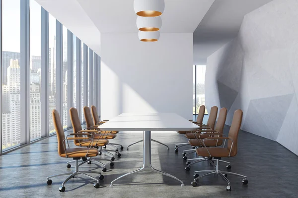 Vista frontal de una sala de conferencias con silla marrón — Foto de Stock