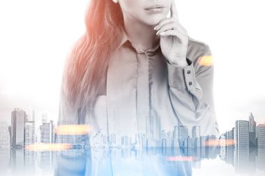 Bir şehirde dalgın bir iş kadını, yakın çekim