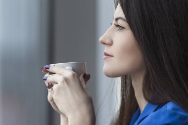 Kahve fincanı ile güzel kadının yakın çekim