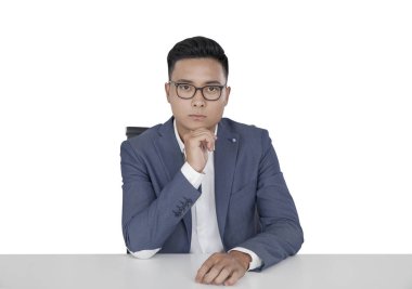 Ciddi Asya iş adamı izole bir masada