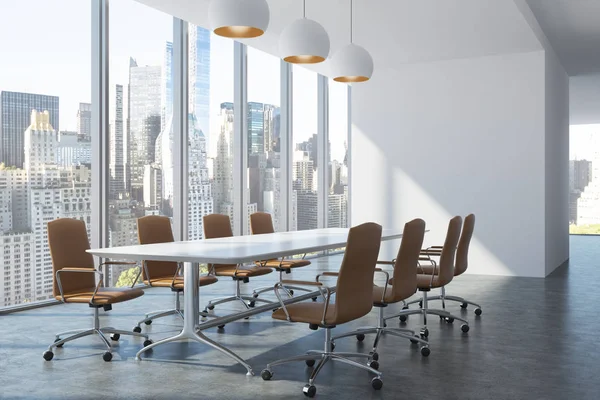 Sala de conferências interior com cadeiras castanhas — Fotografia de Stock
