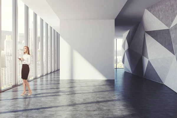 Blond in de lobby van een leeg office — Stockfoto