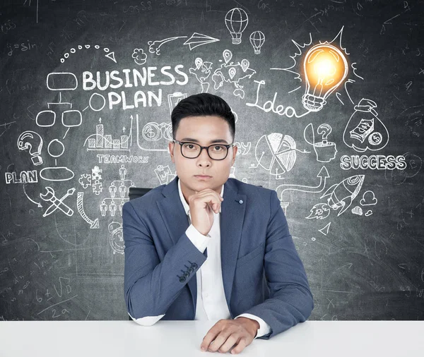 Asiatischer Geschäftsmann und Businessplan — Stockfoto