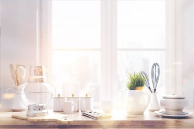 Kahverengi mutfak talbe koydu, pencere tonda