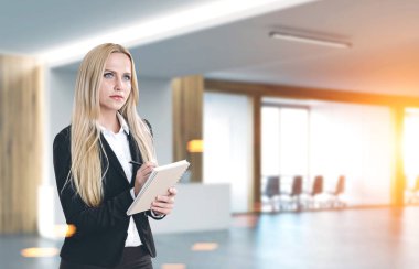 Bir defterini ofiste sarışın kadınla