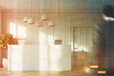 Bir kapı, insanlar ile beyaz Resepsiyon tonda