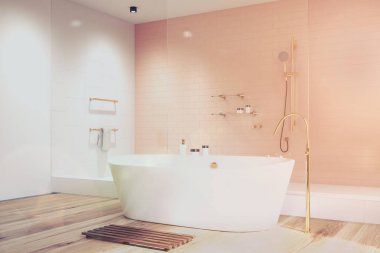 Beyaz fayans yan tonda pembe banyo