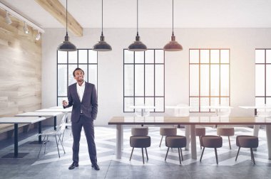 Masalar, sandalyeler, yuvarlak sahip kafe adam raflar