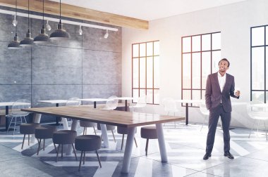 Masalar, sandalyeler, beton, adam yuvarlak ile Cafe