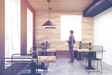 Ahşap ve beyaz kafe, dikey poster, adam