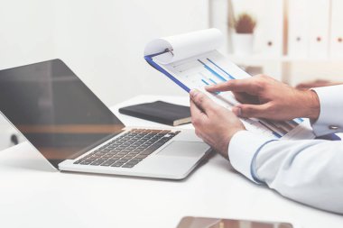 Adam s el elinde dosya olan yakın çekim