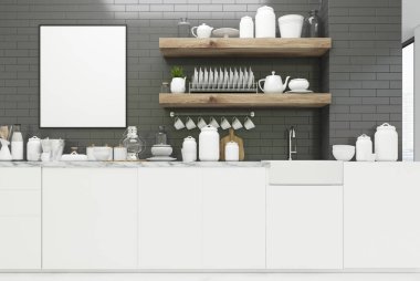Posteri, raflar ile gri mutfak