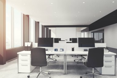 Beyaz ve siyah açık tonda alan ofis