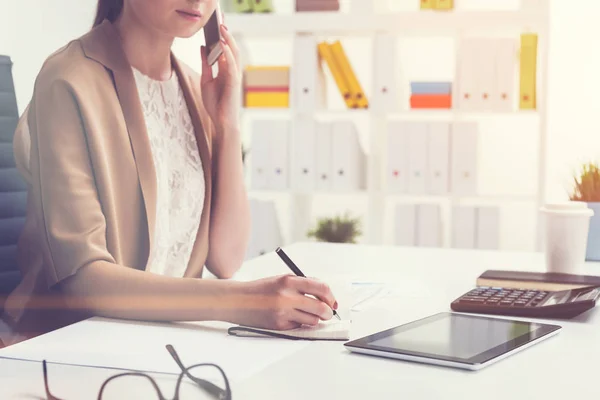 Närbild av en kvinna på telefon i office — Stockfoto