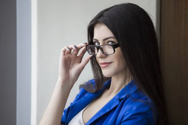 Interesada empresaria en gafas —  Fotos de Stock